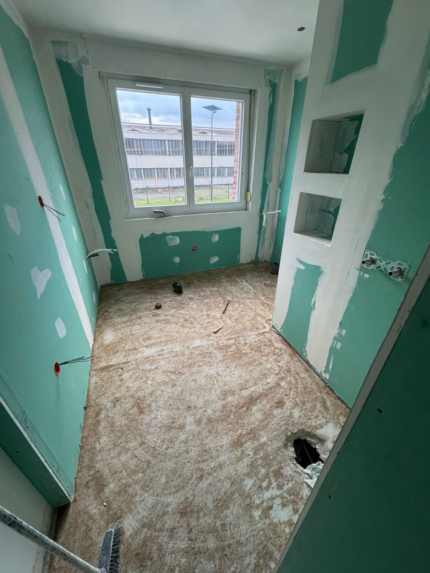 Salle de bain avant travaux, placo brut et sol nu