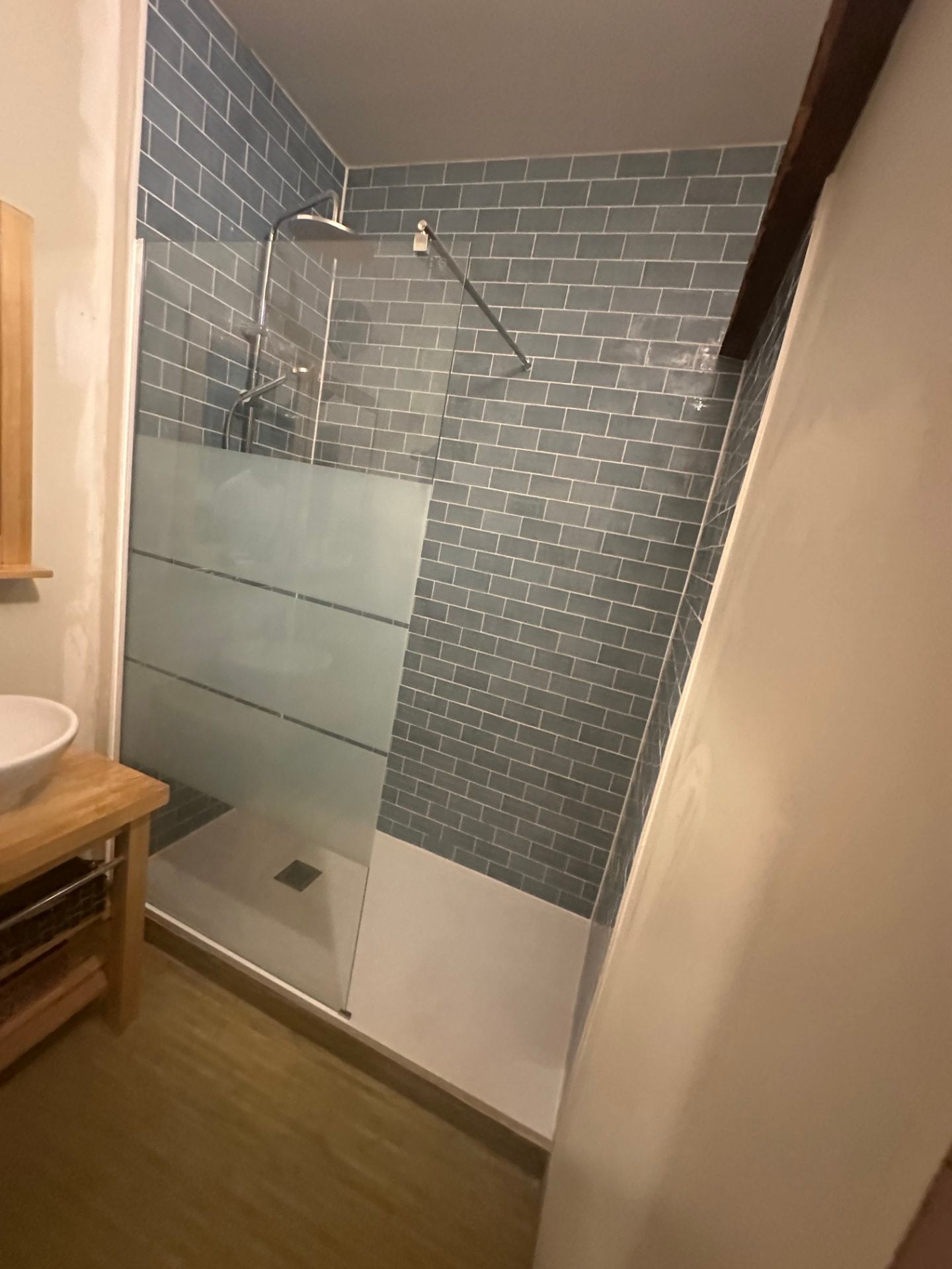 Douche à l’italienne avec faïence métro bleutée et paroi vitrée